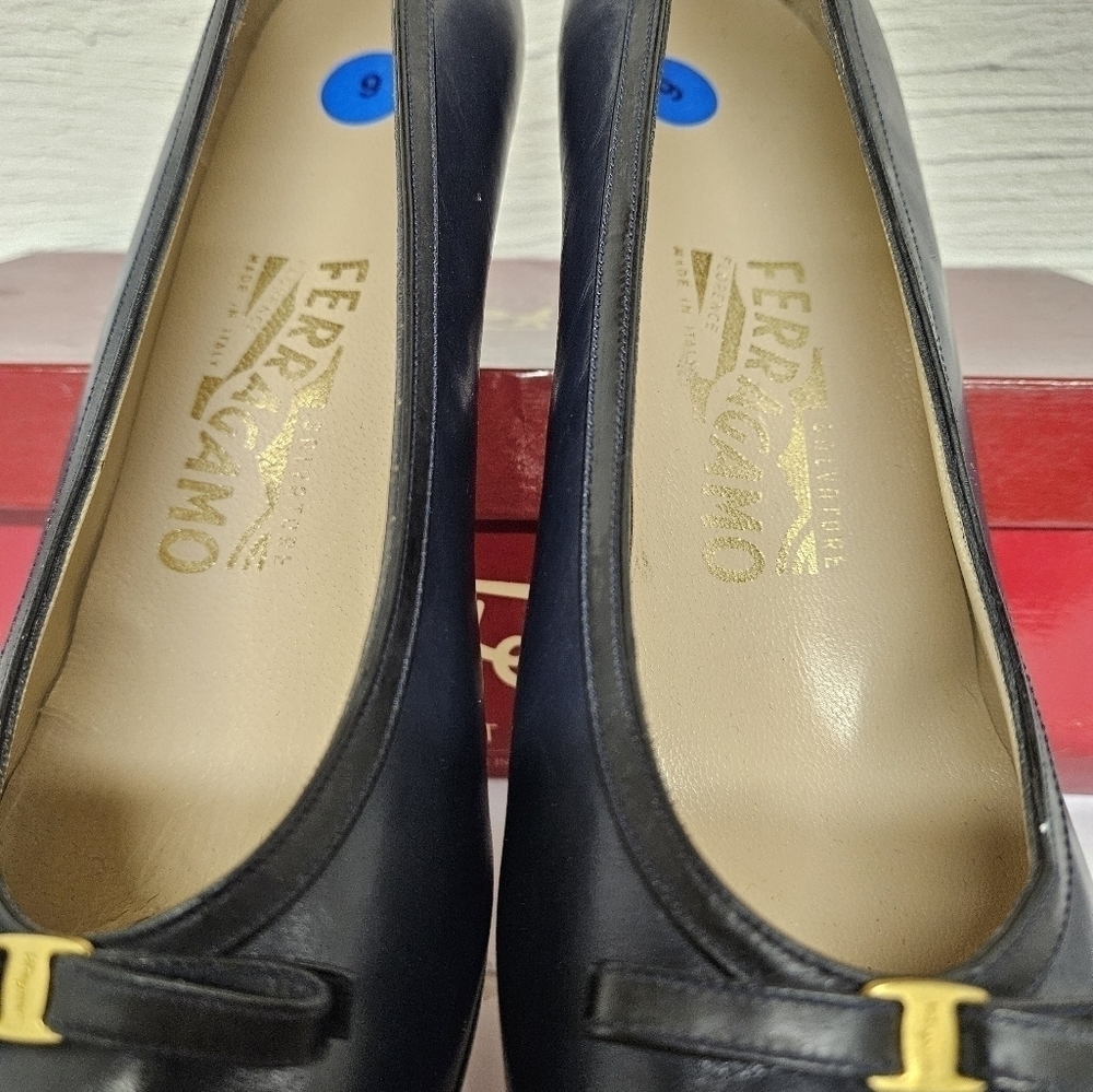 Salvatore Ferragamo Vintage Almond and Kitten Heel Pumps in Navy and Black Sz 9 - Picture 5 of 15